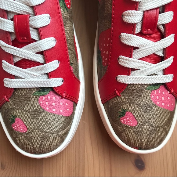 🍓 Coach Clip Low Top Sneaker In Signature Canvas With Wild Strawberry Print - Picture 13 of 13